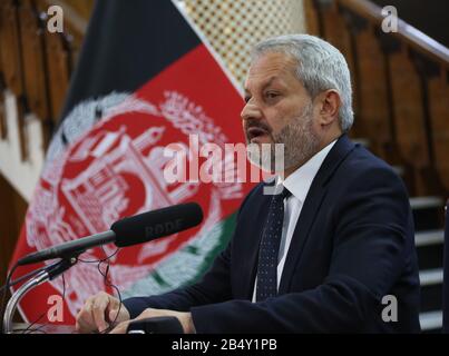 Kaboul, Afghanistan. 7 mars 2020. Le ministre afghan de la Santé publique, Firozuddin Firoz, s'exprime lors d'une conférence de presse à Kaboul, en Afghanistan, le 7 mars 2020. Le ministre afghan de la Santé publique, Firozuddin Firoz, a confirmé samedi la détection de trois nouveaux cas positifs de la COVID-19, portant le nombre de cas confirmés à quatre dans le pays. Le 24 février, le ministère de la Santé du pays a confirmé le premier cas de COVID-19 dans la province de Herat dans l'Ouest. Crédit: Rahmatullah Alizadah/Xinhua/Alay Live News Banque D'Images