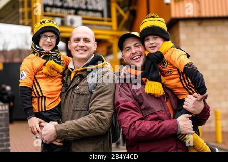 7 mars 2020; Molineux Stadium, Wolverhampton, West Midlands, Angleterre; English Premier League, Wolverhampton Wanderers contre Brighton et Hove Albion; Wolves fans arrivant avant le match Banque D'Images