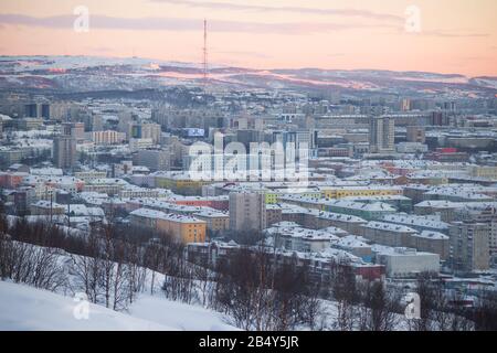 Mourmansk, RUSSIE - 21 FÉVRIER 2019 : crépuscule de février sur Mourmansk moderne Banque D'Images