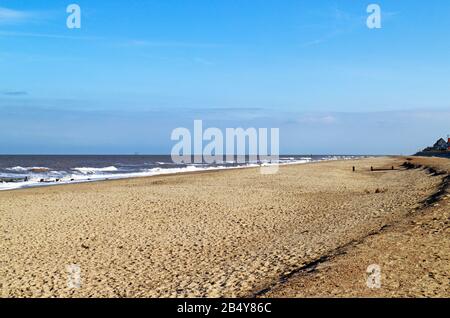 Vue le long de la plage vers Ostende sur la côte Norfolk à Walcott, Norfolk, Angleterre, Royaume-Uni, Europe. Banque D'Images