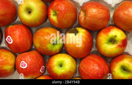 Un plateau de pommes Rose Lady de marque est exposé dans un supermarché anglais. Banque D'Images