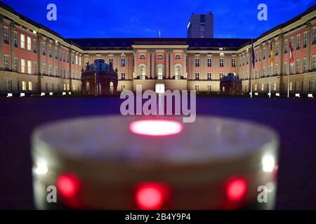 Potsdam, Allemagne. 04 mars 2020. La cour intérieure du palais de la ville à l'Alter Markt. Inauguré en 2014, le bâtiment est le siège du parlement de l'État de Brandebourg. Au premier plan, un balard sous le portail Fortuna brille. Crédit: Soeren Stache/dpa-Zentralbild/ZB/dpa/Alay Live News Banque D'Images