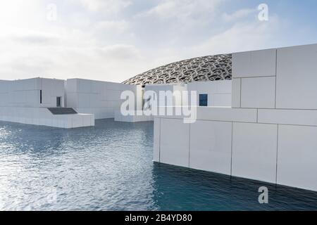 Design moderne et futuriste | le Louvre Abu Dhabi | un musée d'art et de civilisation célèbre aux Emirats Arabes Unis Banque D'Images