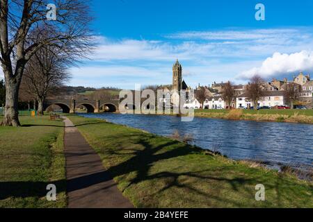 Vue sur la rivière Tweed qui traverse la ville de Peebles aux frontières écossaises, Écosse, Royaume-Uni Banque D'Images