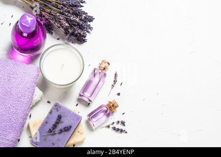 Cosmétiques de lavande sur fond blanc. Banque D'Images