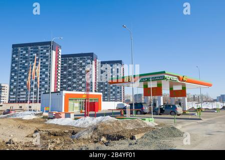 Petrozavodsk, RUSSIE - 06 AVRIL 2019: Station de carburant automobile ABS le jour ensoleillé d'avril Banque D'Images