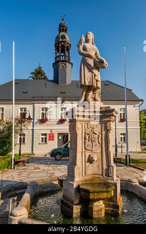 Statue de fillette pigeon-fancière, fontaine, à l'hôtel de ville néoclassicien de Wlen, Basse-Silésie, Pologne Banque D'Images