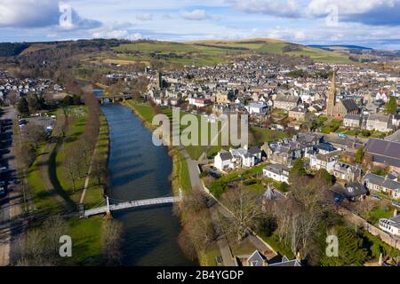 Vue aérienne de la rivière Tweed traversant la ville de Peebles aux frontières écossaises, Écosse, Royaume-Uni Banque D'Images