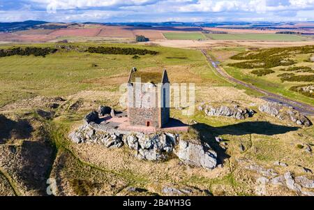 Vue sur la tour Smailholm aux frontières écossaises, Écosse Royaume-Uni Banque D'Images