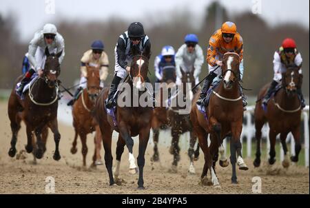 L'Icône urbaine conduite par Ryan Moore (centre gauche) remporte le Bombardier British A Sauté la bière ambrée Lady Wulfrana Stakes à l'hippodrome de Wolverhampton. Banque D'Images