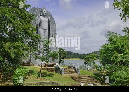 Polonnaruwa, Sri lanka, septembre 2015 : réplique de la statue du Bouddha Aukana et du lac Giritale Wewa, Giritale près de Polonnaruwa Banque D'Images