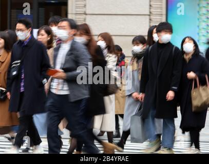 Tokyo, Japon. 7 mars 2020. Les personnes portant un masque se promènent dans la rue Ginza à Tokyo le samedi 7 mars 2020. Le nombre de visiteurs étrangers au Japon a chuté en dessous de 1 million le mois dernier, soit moins de la moitié de l'année précédente, alors que le coronavirus craint. Crédit: Yoshio Tsunoda/Aflo/Alay Live News Banque D'Images