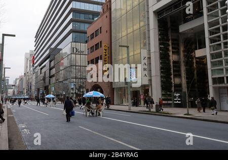 Tokyo, Japon. 7 mars 2020. Les gens se promènent dans la rue Ginza à Tokyo le samedi 7 mars 2020. Le nombre de visiteurs étrangers au Japon a chuté en dessous de 1 million le mois dernier, soit moins de la moitié de l'année précédente, alors que le coronavirus craint. Crédit: Yoshio Tsunoda/Aflo/Alay Live News Banque D'Images