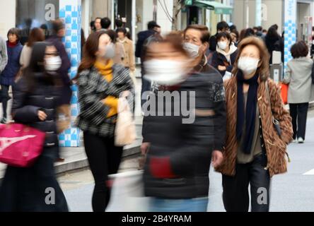 Tokyo, Japon. 7 mars 2020. Les personnes portant un masque se promènent dans la rue Ginza à Tokyo le samedi 7 mars 2020. Le nombre de visiteurs étrangers au Japon a chuté en dessous de 1 million le mois dernier, soit moins de la moitié de l'année précédente, alors que le coronavirus craint. Crédit: Yoshio Tsunoda/Aflo/Alay Live News Banque D'Images