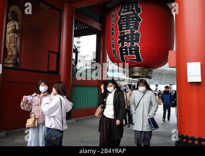 Tokyo, Japon. 7 mars 2020. Les gens qui renonce aux masques de visage se promènent dans le quartier d'Asakusa à Tokyo le samedi 7 mars 2020. Le nombre de visiteurs étrangers au Japon a chuté en dessous de 1 million le mois dernier, soit moins de la moitié de l'année précédente, alors que le coronavirus craint. Crédit: Yoshio Tsunoda/Aflo/Alay Live News Banque D'Images