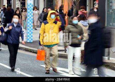 Tokyo, Japon. 7 mars 2020. Les personnes portant un masque se promènent dans la rue Ginza à Tokyo le samedi 7 mars 2020. Le nombre de visiteurs étrangers au Japon a chuté en dessous de 1 million le mois dernier, soit moins de la moitié de l'année précédente, alors que le coronavirus craint. Crédit: Yoshio Tsunoda/Aflo/Alay Live News Banque D'Images