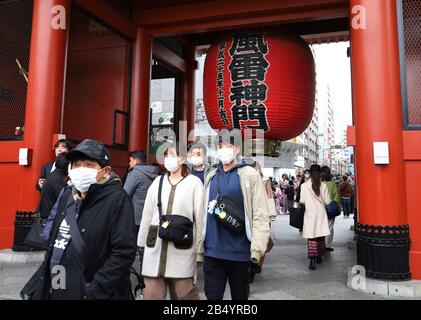 Tokyo, Japon. 7 mars 2020. Les gens qui renonce aux masques de visage se promènent dans le quartier d'Asakusa à Tokyo le samedi 7 mars 2020. Le nombre de visiteurs étrangers au Japon a chuté en dessous de 1 million le mois dernier, soit moins de la moitié de l'année précédente, alors que le coronavirus craint. Crédit: Yoshio Tsunoda/Aflo/Alay Live News Banque D'Images