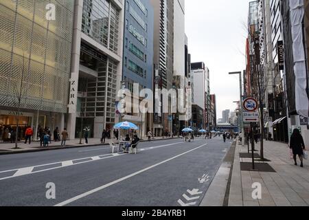 Tokyo, Japon. 7 mars 2020. Les gens qui renonce aux masques de visage se promènent dans la rue Ginza à Tokyo le samedi 7 mars 2020. Le nombre de visiteurs étrangers au Japon a chuté en dessous de 1 million le mois dernier, soit moins de la moitié de l'année précédente, alors que le coronavirus craint. Crédit: Yoshio Tsunoda/Aflo/Alay Live News Banque D'Images