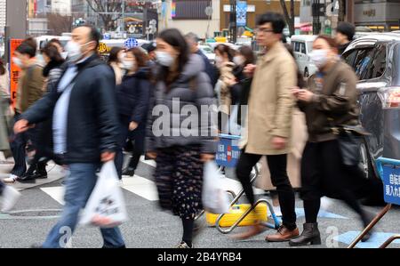 Tokyo, Japon. 7 mars 2020. Les personnes portant un masque se promènent dans la rue Ginza à Tokyo le samedi 7 mars 2020. Le nombre de visiteurs étrangers au Japon a chuté en dessous de 1 million le mois dernier, soit moins de la moitié de l'année précédente, alors que le coronavirus craint. Crédit: Yoshio Tsunoda/Aflo/Alay Live News Banque D'Images