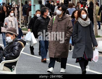 Tokyo, Japon. 7 mars 2020. Les personnes portant un masque se promènent dans la rue Ginza à Tokyo le samedi 7 mars 2020. Le nombre de visiteurs étrangers au Japon a chuté en dessous de 1 million le mois dernier, soit moins de la moitié de l'année précédente, alors que le coronavirus craint. Crédit: Yoshio Tsunoda/Aflo/Alay Live News Banque D'Images