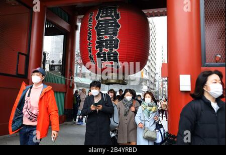 Tokyo, Japon. 7 mars 2020. Les gens qui renonce aux masques de visage se promènent dans le quartier d'Asakusa à Tokyo le samedi 7 mars 2020. Le nombre de visiteurs étrangers au Japon a chuté en dessous de 1 million le mois dernier, soit moins de la moitié de l'année précédente, alors que le coronavirus craint. Crédit: Yoshio Tsunoda/Aflo/Alay Live News Banque D'Images