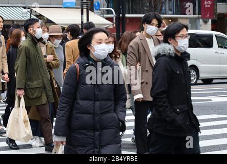 Tokyo, Japon. 7 mars 2020. Les personnes portant un masque se promènent dans la rue Ginza à Tokyo le samedi 7 mars 2020. Le nombre de visiteurs étrangers au Japon a chuté en dessous de 1 million le mois dernier, soit moins de la moitié de l'année précédente, alors que le coronavirus craint. Crédit: Yoshio Tsunoda/Aflo/Alay Live News Banque D'Images