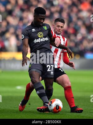 Alexander Tettey (à gauche) et le combat Oliver Norwood de Sheffield United pour la balle lors du match de la Premier League à Bramall Lane, à Sheffield. Banque D'Images