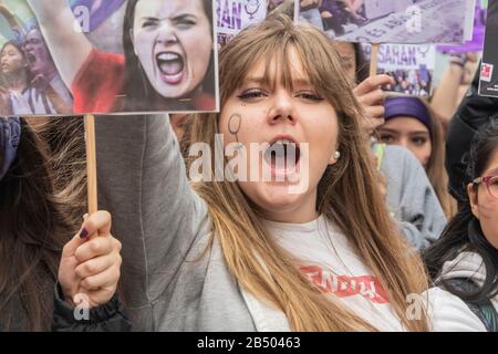 Madrid, Espagne. 06 mars 2020. Grève féministe des étudiants, contre la violence sexiste et l'éducation de Franco à Madrid, Espagne, le 6 mars 2020. L'extrême droite continue de déchaîner sa fureur contre les femmes, les jeunes, le collectif LGTBI et les immigrants. (Photo De Alberto Sibaja/Pacific Press/Sipa Usa) Crédit: Sipa Usa/Alay Live News Banque D'Images