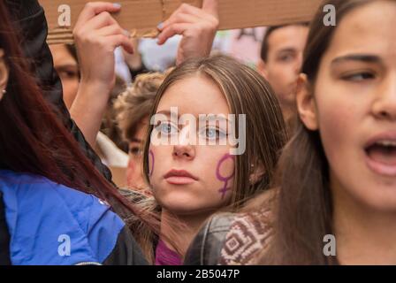 Madrid, Espagne. 06 mars 2020. Grève féministe des étudiants, contre la violence sexiste et l'éducation de Franco à Madrid, Espagne, le 6 mars 2020. L'extrême droite continue de déchaîner sa fureur contre les femmes, les jeunes, le collectif LGTBI et les immigrants. (Photo De Alberto Sibaja/Pacific Press/Sipa Usa) Crédit: Sipa Usa/Alay Live News Banque D'Images