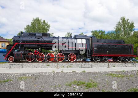 Sharya, RUSSIE - 01 JUILLET 2019: Locomotive à vapeur soviétique de la série L - un monument sur la gare de Sharya Banque D'Images