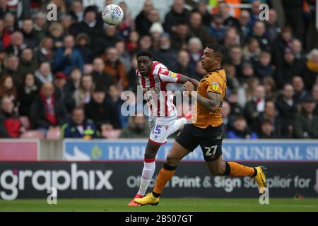 Stoke On Trent, Royaume-Uni. 7 mars 2020. Le défenseur de Stoke City Bruno Martins Indi (15) se dirige vers son gardien de but, tandis que Josh Magennis (27) se présente lors du match de championnat EFL Sky Bet entre Stoke City et Hull City au stade de la Bet365, Stoke-on-Trent, Angleterre, le 7 mars 2020. Photo De Jurek Biegus. Utilisation éditoriale uniquement, licence requise pour une utilisation commerciale. Aucune utilisation dans les Paris, les jeux ou une seule publication de club/ligue/joueur. Crédit: Uk Sports Pics Ltd/Alay Live News Banque D'Images