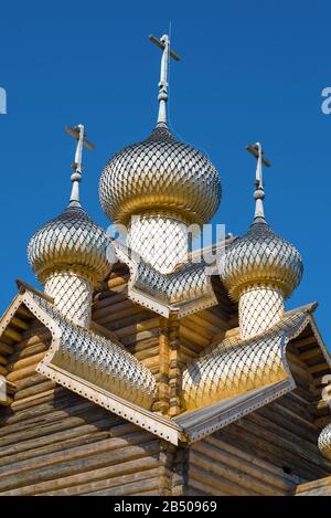 Coupoles de l'église en bois de l'Epiphanie contre le ciel bleu par temps ensoleillé. Paltosa. Région de Vologda, Russie Banque D'Images