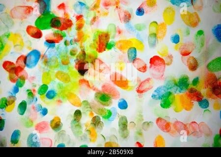 couleur des empreintes digitales sur fond blanc Banque D'Images