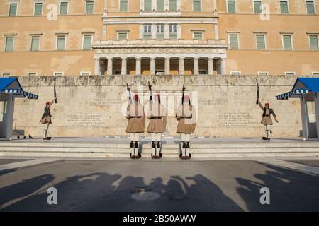 Athènes, GRÈCE - 27 juillet 2019 : changement de la garde présidentielle Evzones devant le Monument du Soldat inconnu près du Parlement grec, Banque D'Images
