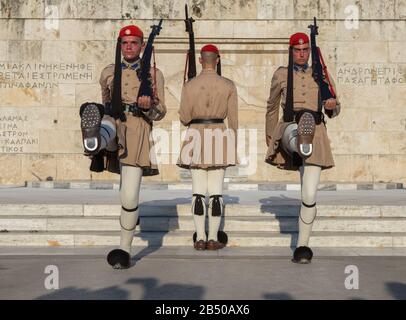 Athènes, GRÈCE - 27 juillet 2019 : changement de la garde présidentielle Evzones devant le Monument du Soldat inconnu près du Parlement grec, Banque D'Images
