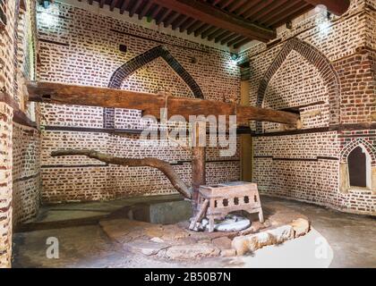 Ancien moulin rotatif Flor était autrefois tourné par la puissance animale, connu sous le nom de Abu Shaheen Mill avec des briques noires et rouges mur, situé à côté de la maison historique El Amasaly, Rosetta ville, Egypte Banque D'Images