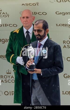 Ascot, Berkshire, Royaume-Uni. 18 juin 2019. Première Journée De Royal Ascot, Hippodrome D'Ascot. Le duc et la duchesse de Cambridge bavarder avec le cheikh Mohammed bin Rashid Al Maktoum dans l'anneau Parade. Crédit : Maureen Mclean/Alay Banque D'Images