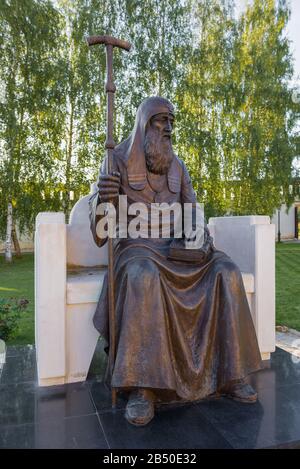 STARITSA, RUSSIE - 28 AOÛT 2019 : monument de Saint Job - le premier patriarche de Moscou et de toute la Russie. Monastère De Staritsky Svyato-Uspensky Banque D'Images