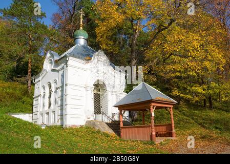 Le printemps Saint du Monk Makariy Zheltovodsky et l'ancienne chapelle en automne doré. Makaryev, région de Kostroma. Russie Banque D'Images
