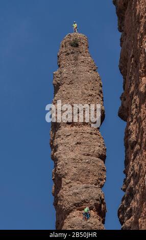 Grimpeurs au sommet du Mallos de Riglos, Aragon, Espagne Banque D'Images