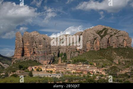 Le village d'Agüero et les pinnacles connus sous le nom de Mallos de Agüero Beyond ; près de Riglos, Huesca, Aragon, Espagne Banque D'Images