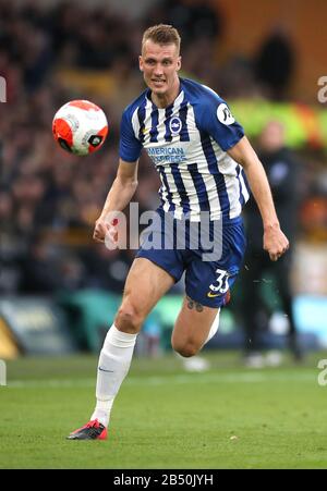 Brighton et le Dan Burn de Hove Albion lors du match de la Premier League à Molineux, Wolverhampton. Banque D'Images