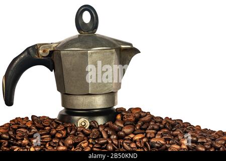 Gros plan d'une ancienne cafetière italienne (marmite, vue latérale) sur une pile de grains de café torréfiés et isolée sur fond blanc Banque D'Images