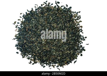 Gros plan de nombreuses feuilles séchées de thé vert en poudre, disposées en cercle, isolées sur fond blanc Banque D'Images