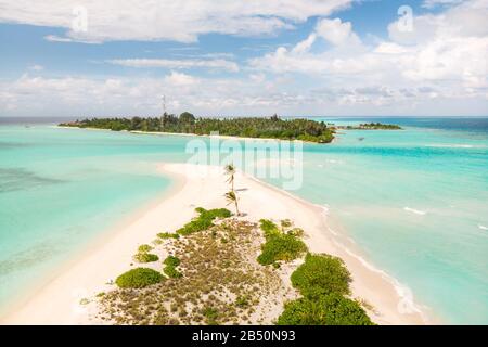 Une plage parfaite et un lagon turquoise sur une petite île tropicale aux Maldives Banque D'Images