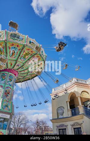 Vienne, Autriche - 20 février 2020: Tour rotatif dans le célèbre Prater Park de Vienne, Autriche. Banque D'Images