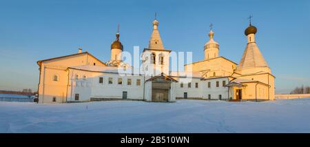 Temples du monastère de la Vierge-Nativité de Ferapontov Belozersky en décembre soir. Oblast De Vologda, Russie Banque D'Images