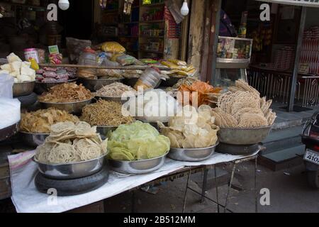 Ahmedabad / Inde / 11 avril 2017: Ahmedabad / Inde / 11 avril 2017: De nombreux fruits et bonbons indiens colorés dans le bazar Banque D'Images