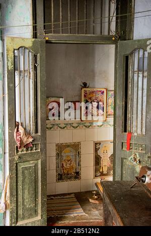 Ahmedabad / Inde / 11 avril 2017: Petite salle de temple indien dans une maison indienne à Ahmedabad Banque D'Images