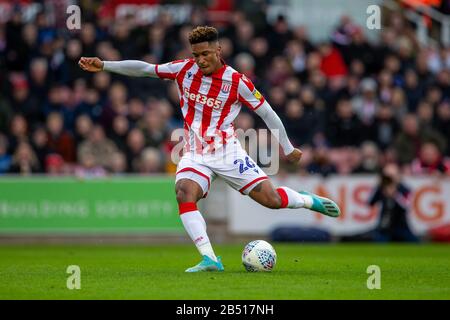 Stoke on Trent, Staffordshire, Royaume-Uni. 7 Mars 2020; Bet365 Stadium, Stoke, Staffordshire, Angleterre; English Championship Football, Stoke City Contre Hull City; Tirese Campbell De Stoke City Prend Une Photo Sur Goal Credit: Action Plus Sports Images/Alay Live News Banque D'Images